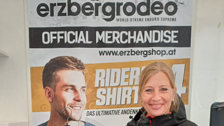 Wer am Red Bull Erzbergrodeo ist, der muss auch im Merchandise Shop einfallen. Sehr leiwande Fashion in cooles Designs!