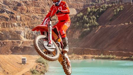 GASGAS bietet eine breite Palette von Performance- Offroad-Bikes, die den Puls beschleunigen und zum Fahren einladen! Mit Michael Walkner steht 2024 ein absoluter Spitzenfahrer am Start des Red Bull Erzbergrodeo! 