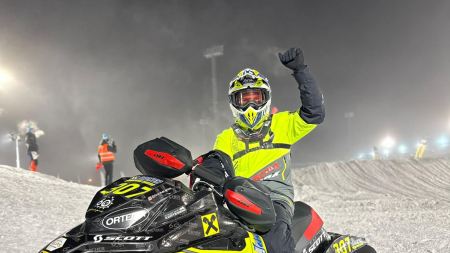 Das Wildkogel Bacher-Skidoo Summercross Rennen geht dieses Jahr in die dritte Runde und verspricht erneut ein actiongeladenes Schneemobilrennen zu werden. 