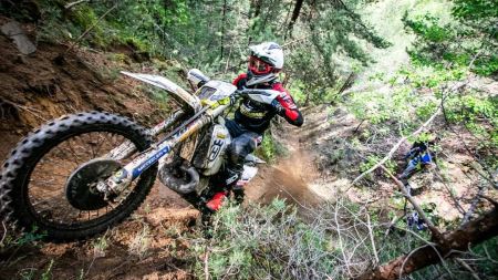 Der Österreicher Manuel Preuhs zeigt beim Enduro Panorama in der Profiklasse groß auf und fährt auf das Podium - Respekt!