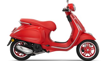 Die in markant rot gehaltene Sonderedition entspringt einer Kooperation zwischen Vespa und der Non-Profit Organisation (RED).