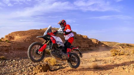 Die neue Bekleidungslinie umfasst eine atmungsaktive und schützende Touren-Enduro-Kombi für die Ducatisti, die eine DesertX Rally oder Multistrada pilotieren.
