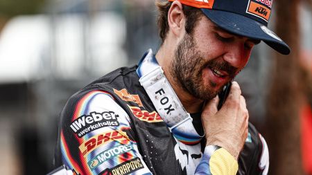 Red Bull KTM Factory Racing's Manuel Lettenbichler muss für die kommende Xross Hard Enduro Rallye aussetzen, da er sich beim Training in der Toskana, Italien, eine Verletzung am linken Knie zugezogen hat.
