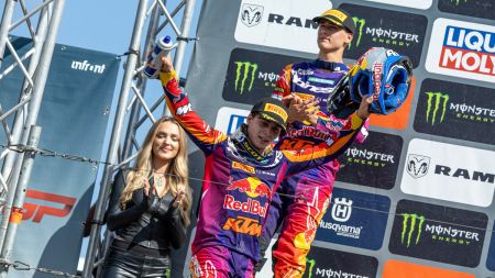Red Bull KTM Factory Racing holte mit der KTM 250 SX-F 1:2-Ergebnisse in der MX2-Klasse, während Jeffrey Herlings' Geschwindigkeit und Können auf der KTM 450 SX-F für einen weiteren P1 und P2 in der MXGP sorgte.