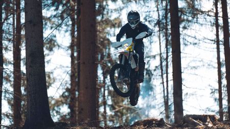 Husqvarna Mobility freut sich, seine acht Modelle umfassende Enduro-Modellpalette für 2025 bekannt zu geben.