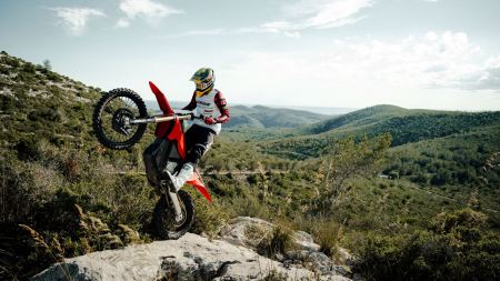 Das Publikum in Karlskoga, Schweden, war Zeuge eines aufregenden Showdowns beim Battle of City SuperEnduro, bei dem sich Eddie Karlsson auf seiner Stark VARG gegen die starke Konkurrenz durchsetzen konnte.