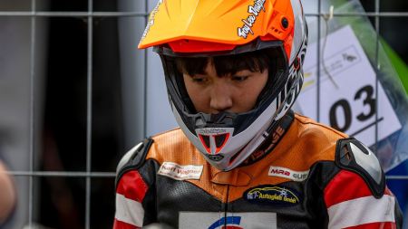 Der dritte Durchgang zur Österreichischen Supermoto Staatsmeisterschaft gastierte von 13.-14. 07. 2024 in der Steiermark im PS Racing Center Greinbach. #281 Christoph Steiner gleich beim Start wieder mit Holeshot vorne weg.