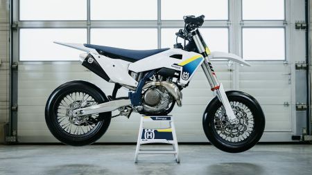 Mit zahlreichen Updates für das neue Modelljahr setzt der dieses Modell weiterhin den Maßstab für reine Supermoto-Performance.