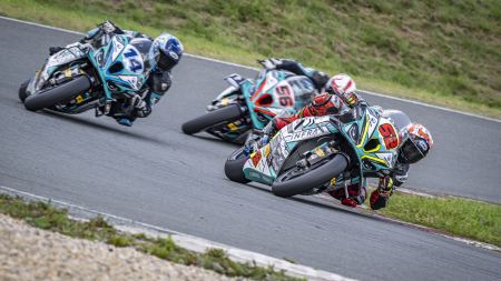 In beiden Läufen der vierten Saisonstation der Internationalen Deutschen Motorradmeisterschaft (IDM) landeten die drei GERT56-Piloten direkt hintereinander im Ziel. 
