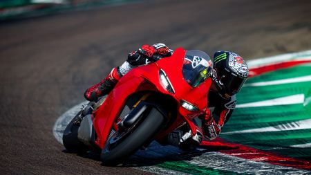 Große Emotionen und Adrenalin garantiert: Die neue Panigale V4 verfügt über ein noch besseres Leistungsgewicht und erreicht dank der Gewichtsreduzierungen und einem leistungsstarken Motor einen Wert von 1,15 PS pro Kilogramm!