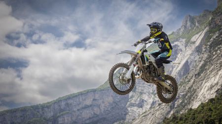 Für das Jahr 2025 kündigt Husqvarna Mobility eine neue Generation der TC 85 an und unterstreicht damit die kontinuierliche Entwicklung von leistungsstarken 2-Takt-Minibikes.