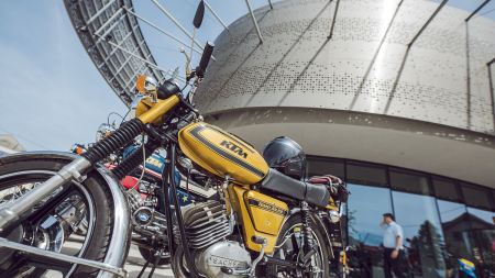 Kostenlose Rookie-Touren für Kids, spektakuläre Events und Oldtimer-Tage für Geschichtsfans in der KTM Motohall.