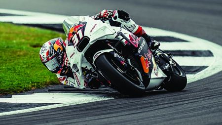 Acosta kehrt nach der MotoGP-Sommerpause mit hohem Tempo und einer kämpferischen Leistung auf die 9. Position auf der historischen englischen Rennstrecke zurück.