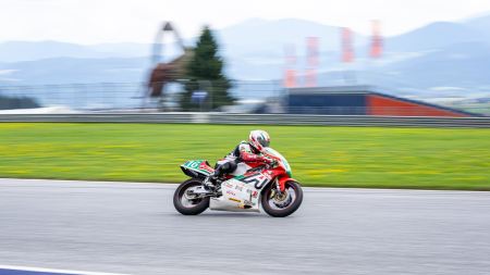 396 Motorradrennfahrer und 30 (!) Rennfahrerinnen fightet zwei Tage lang bei hochsommerlichen Temperaturen um Ehre, Lorbeerkranz und Pokal beim „21. Internationalen Rupert Hollaus Rennen | RACING DAYS 2024“ am Red Bull Ring.