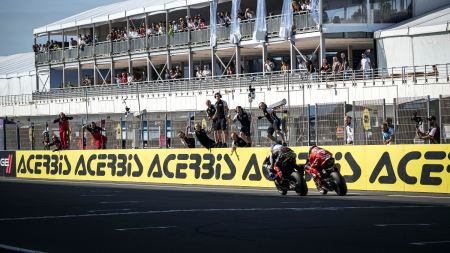 Nicolò Bulega gewann das Rennen, indem er Razgatlioglu (BMW) im Fotofinish mit einem Vorsprung von 3 Tausendstelsekunden besiegte, dem niedrigsten jemals in der Superbike-Klasse gemessenen Wert. 