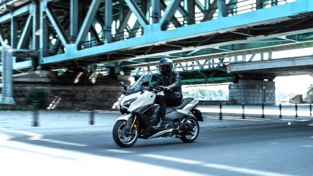 Die neue Yamaha TMAX, die ab März 2025 bei den Händlern steht, bleibt den stilistischen Merkmalen treu, die sie seit 2001 so erfolgreich gemacht haben, mit über 400.000 verkauften Einheiten bis heute.