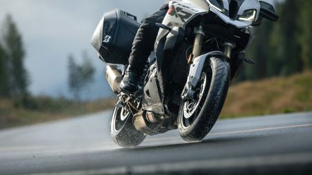 Der BATTLAX SPORT TOURING T33 ist ein Sporttouring-Reifen der nächsten Generation, der die notwendige Tourenleistung seines Vorgängers, des BATTLAX SPORT TOURING T32, beibehält und gleichzeitig seine Laufleistung um 47 % verbessert.