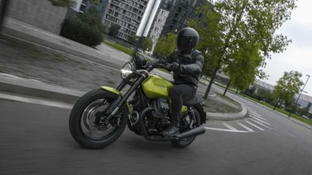 Für das Jahr 2025 bietet die Moto Guzzi V7-Baureihe wichtige Neuerungen im Design und in der technischen Ausstattung und erweitert sich um die Rückkehr eines legendären Namens. 