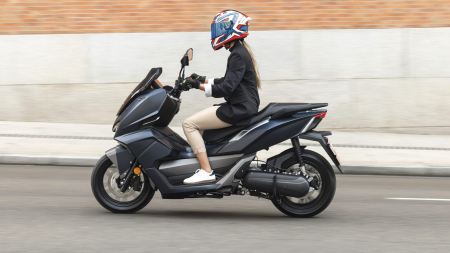 Die spanische Marke Nerva, die auf Elektromobilität spezialisiert ist, präsentiert auf der EICMA 2024 drei Scooter: EXE II, LIFT und CARGO. 