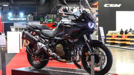 Zu den neuen Modellen von Rieju gehören zwei neue Crossover mit mittlerem Hubraum: die Rieju Xplora 557 und 707, die weitgehend auf dem MV Agusta LXP Orioli Projekt basieren.