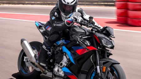 Die Roadster von BMW erhalten für 2025 ein Update mit einer neu gestalteten Frontpartie mit Doppelscheinwerfern, die von den Supersportmodellen der Marke inspiriert sind.