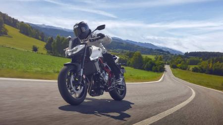 Zwei Jahre nach ihrer Markteinführung wird die Honda CB750 Hornet mit einem neuen geteilten Frontscheinwerfer und einer neu gestalteten Frontmaske sowie einigen technischen Raffinessen aktualisiert. 