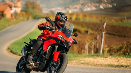 Mit dem neuen Ducati V2-Motor und einem Aluminium-Monocoque-Rahmen wiegt sie 18 kg weniger als das Vorgängermodell!