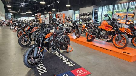 KTM POWERSHOPPING und Präsentation neuer Street Modelle 2025 sind mehr als gute Gründe. Bikergespräche bei Punsch und Kuchen sind eh klar.