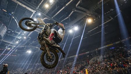 Der Husqvarna Factory Racing-Star holt zwei Siege aus drei Rennen und übernimmt die frühe Führung in der Meisterschaft.