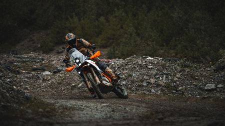 2025 bringt KTM eine komplett neue Modellreihe der KTM 390 ADVENTURE auf den Markt, wobei es erstmals eine der begehrten „R“-Versionen geben wird.
