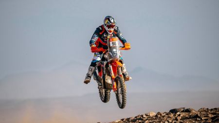 Trotz Regen, Sturm, Sturz und verbogenem Lenker den P2 Rally2 und Overall P12 zu holen ist mehr als mächtig. Wohlgemerkt kein Werksmotorrad, wie die anderen Rider. Sensationell und unglaublich.