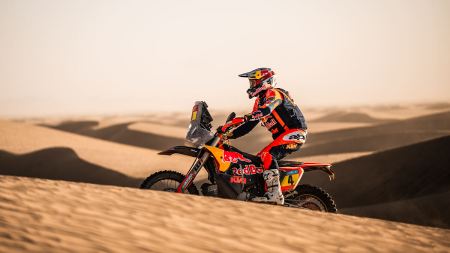 Daniel Sanders von Red Bull KTM Factory Racing lieferte auf der vierten Etappe der Rallye Dakar 2025 eine herausragende Leistung ab, holte seinen dritten Etappensieg und baute seine Führung in der Gesamtwertung auf 13 Minuten aus.