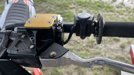 Clake-Brems-Kupplung revolutioniert Motorrad Handling, bringt mehr Kontrolle, ein echter Gamechanger für die anspruchsvolle Offroad und aber auch die Straßen-Szene. 