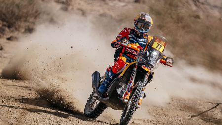 Daniel Sanders von Red Bull KTM Factory Racing hat bei der Rallye Dakar 2025 die erste Etappe in Bisha mit Bravour gewonnen.