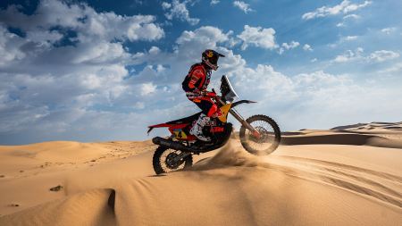 Daniel Sanders von Red Bull KTM Factory Racing holte sich auf der siebten Etappe der Rallye Dakar 2025 seinen vierten Etappensieg und baute seinen Vorsprung in der Gesamtwertung auf über 15 Minuten aus - der bisher größte Vorsprung. 