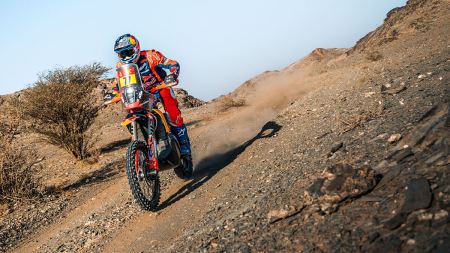 Luciano Benavides von Red Bull KTM Factory Racing zeigte auf der achten Etappe der Rallye Dakar 2025 eine herausragende Leistung und sicherte sich seinen ersten Etappensieg.