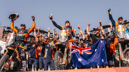 Daniel Sanders von Red Bull Factory Racing hat die Rallye Dakar 2025 gewonnen und damit den 20. Sieg von KTM bei der legendären Veranstaltung eingefahren.