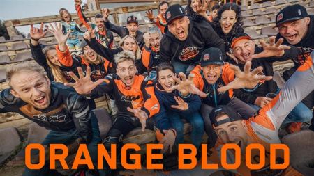 Am Abend des 25.Februar 2025 erstrahlten in Mattighofen orangefarbene Lichter in den Nachthimmel und symbolisierten damit den Start in eine leuchtende Zukunft. 