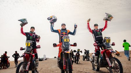 Daniel Sanders von Red Bull KTM Factory Racing hat die Abu Dhabi Desert Challenge gewonnen und seine Führung in der FIM World Rally-Raid Championship 2025 auf 17 Punkte ausgebaut.