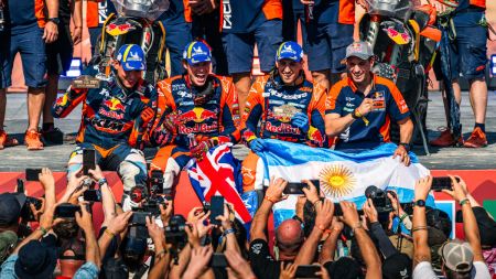 Die Rallye Dakar 2025 geht in die Geschichtsbücher ein. Daniel Sanders holte den 20. Sieg für KTM Factory Racing bei der legendären Veranstaltung, nachdem er vom ersten Tag an in Führung lag. 