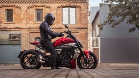 Zehn Jahre nach der Geburt der ersten XDiavel rollt die neue Version mit V4-Motor vom Produktionsband.