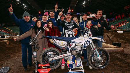 Der FE 350-Fahrer dominiert sein Heimrennen in Newcastle und sichert sich den Titel eine Runde vor Schluss.