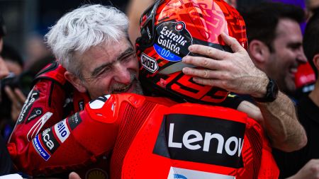 Marc Márquez und das Ducati Lenovo Team haben das erste Sprintrennen der Saison 2025 auf dem Chang International Circuit in Thailand gewonnen. Francesco Bagnaia überquerte die Ziellinie am Ende des 13-Runden-Rennens als Dritter.