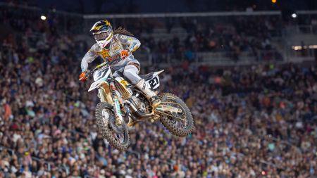 Malcolm Stewart und RJ Hampshire fahren auf das Triple-Crown-Podium