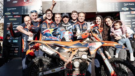 Josep Garcia von Red Bull KTM Factory Racing hat einen beeindruckenden Start in die FIM EnduroGP-Weltmeisterschaft 2025 hingelegt und am ersten Tag in Portugal den EnduroGP-Sieg errungen. 