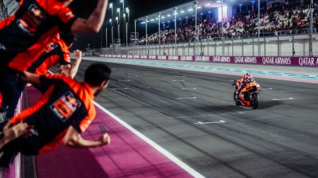 Maverick Viñales fährt in seinem vierten GP in Orange auf P2 auf das Podium, aber eine Reifendruckstrafe wirft ihn eine Stunde nach dem Rennen auf Platz 14 zurück.