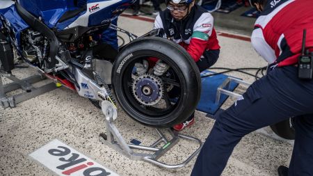 Zum Saisonauftakt der FIM Langstrecken-Weltmeisterschaft (EWC) 2025 bei den 24 Stunden von Le Mans errang das Yamalube YART Yamaha EWC Official Team einen emotionalen Sieg.