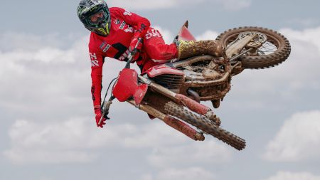 Die Produktion der neuen Desmo450 MX, Ducatis erster Motocross-Maschine, ist im Werk in Borgo Panigale angelaufen.