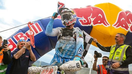 Der Husqvarna Factory Racing-Star beginnt die Outdoor-Saison mit einem zweiten Platz bei der ersten Runde der FIM HEWC in Wales.