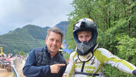 Ein mehr als deutlicher Beweis, dass der Apfel nicht weit vom Stamm fällt und die Begeisterung für das Red Bull Erzbergrodeo über Generationen weiter gegeben wird.